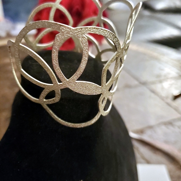 New Textured Silver Open Circle Link Bracelet Avon 2009 - Picture 2 of 5